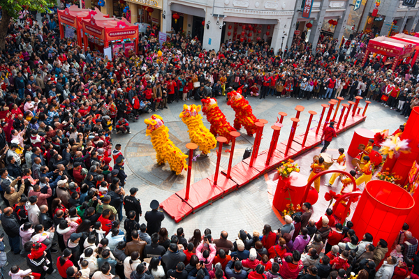 1月29日，梧州市在騎樓城舉辦龍騰獅躍——傳統(tǒng)龍獅賀歲表演，吸引了眾多市民游客駐足欣賞、參與互動。