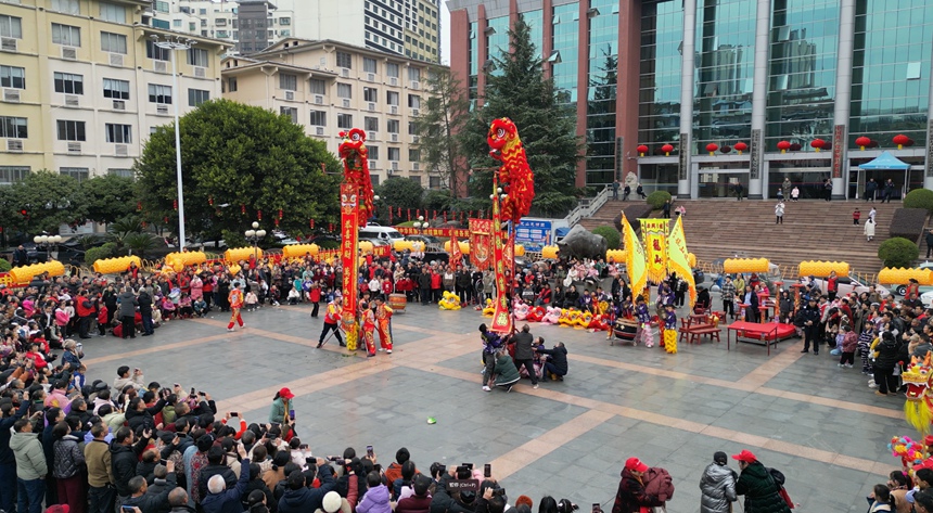 兩只雄獅向現(xiàn)場觀眾送上新年祝福