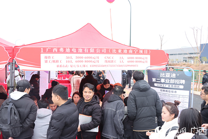 招工企業(yè)展臺前，前來咨詢和報名的求職者絡(luò)繹不絕。人民網(wǎng) 韋歡攝