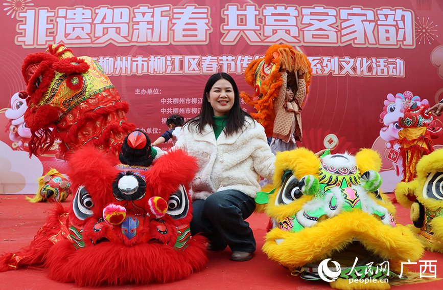 游客與彩獅合影。人民網(wǎng) 付華周攝
