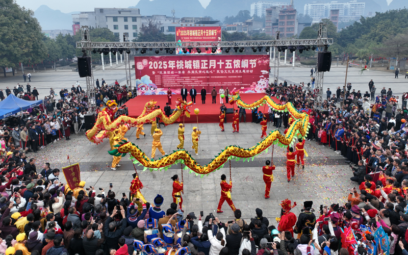 大新：載歌載舞鬧元宵 民族團(tuán)結(jié)一家親2月11日至12日，大新縣桃城鎮(zhèn)舉辦正月十五儂峒節(jié)暨“民族團(tuán)結(jié)一家親 共鬧元宵心連心”民俗文化系列主題活動，當(dāng)?shù)貕炎迕癖娚碇⒀b，載歌載舞，舞龍舞獅巡游祈福，歡度正月十五元宵節(jié)和當(dāng)?shù)匾荒暌欢鹊恼率鍍z峒節(jié)?！驹敿?xì)】 
