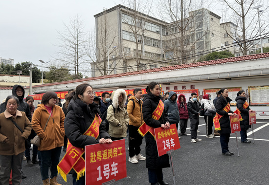 組織返崗務(wù)工人員乘車。易孟鑫攝