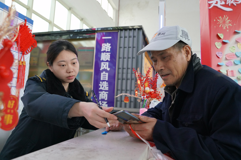 全州南站服務(wù)臺(tái)工作人員為“藍(lán)色絲帶”老人記錄信息。盧穗萍攝