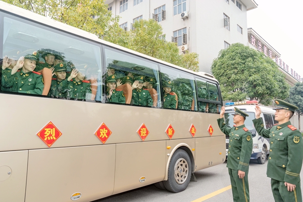 新兵們與新訓(xùn)班長(zhǎng)揮手告別。