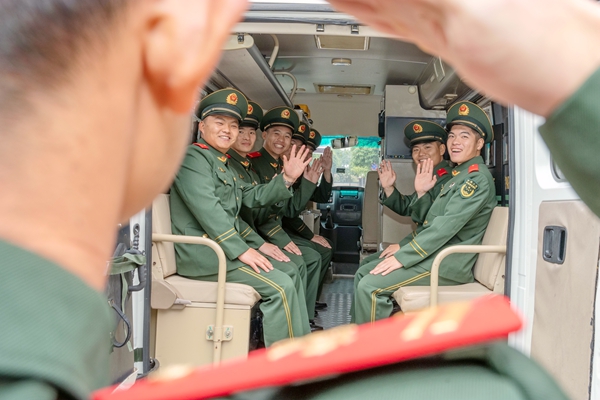 新兵們與新訓(xùn)班長(zhǎng)告別。