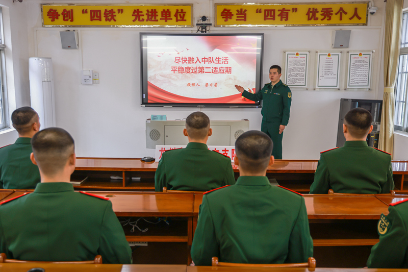 新兵接受適應(yīng)期教育。張俊攝