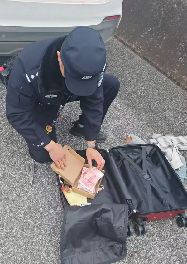 民警為群眾挽回35000元現(xiàn)金。恭城縣公安局供圖