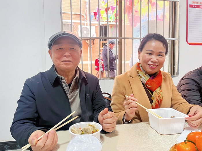 老人品嘗愛(ài)心食堂美食。何廣良攝