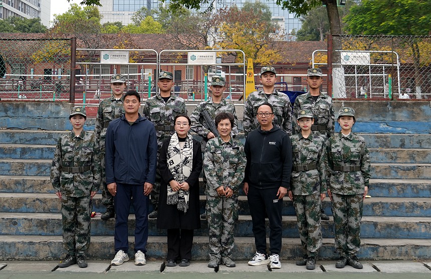 賽后合影。羅明都攝