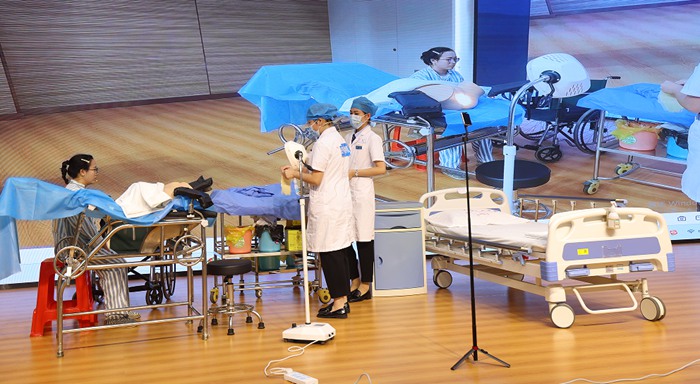 圖為梁斌老師團隊參加院級臨床操作技能床旁教學(xué)比賽現(xiàn)場。河池市人民醫(yī)院供圖