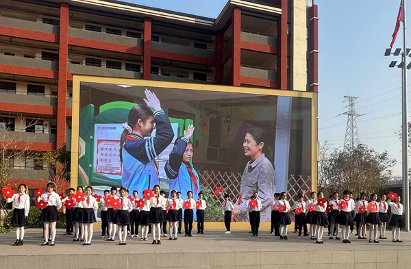 南寧市民主路小學(xué)鳳嶺南校區(qū)六（1）中隊表演《送你一朵小紅花》，致敬雷鋒精神。宋炟霖攝