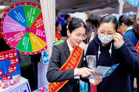民生消保志愿者向群眾講解消費(fèi)者八項(xiàng)權(quán)益。潘燕萍攝