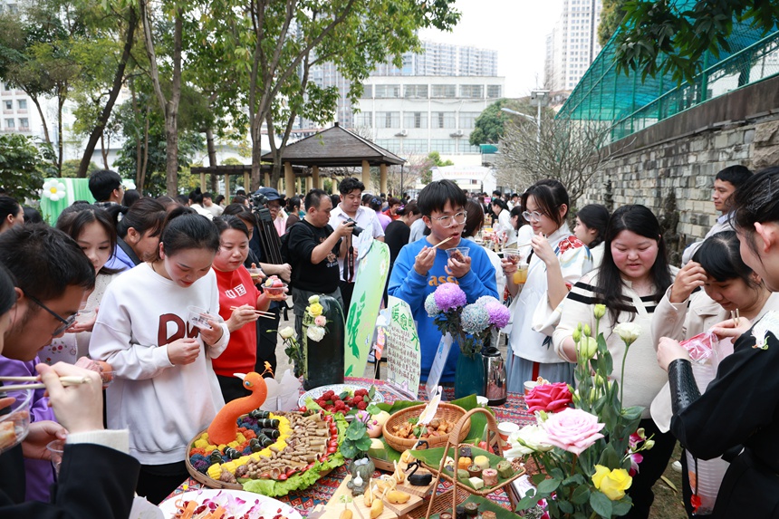 品嘗美食。南寧市第五人民醫(yī)院供圖