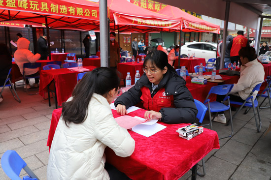 興業(yè)縣舉辦人才招聘會(huì)。興業(yè)縣委組織部供圖