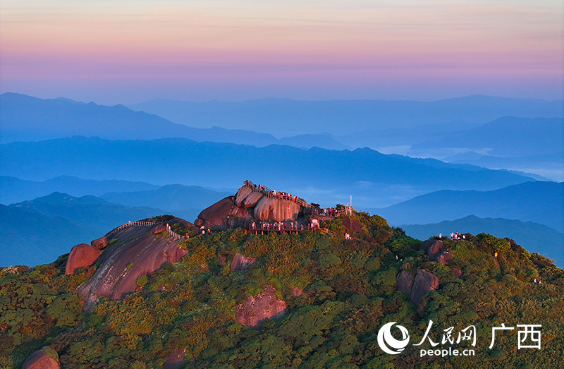 “華南之巔”貓兒山。人民網(wǎng) 雷琦竣攝
