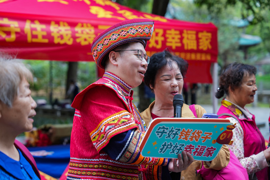 志愿者與市民群眾對(duì)歌斗技，把反詐知識(shí)編成俏皮山歌。民生銀行南寧分行供圖