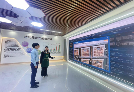 桂林銀行工作人員到浦北陳皮智能公共倉(cāng)調(diào)研。黃幸攝