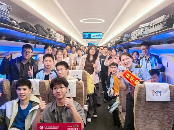 南寧車站研學(xué)服務(wù)隊工作人員與學(xué)生在車廂內(nèi)合影。麥竹嫻攝