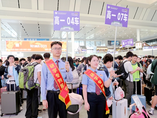 南寧車站研學(xué)服務(wù)隊(duì)工作人員在檢票口帶隊(duì)等候檢票。于莉攝