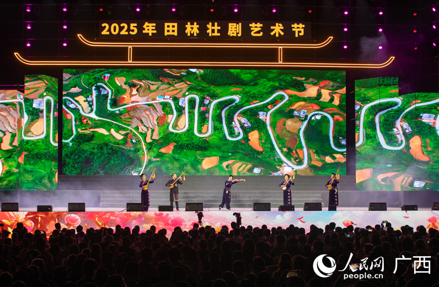 越南高平藝術(shù)團(tuán)演繹天琴民歌《歸鄉(xiāng)之路》。
