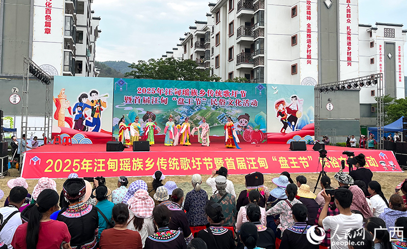 活動(dòng)現(xiàn)場(chǎng)熱鬧非凡。人民網(wǎng) 韋歡攝