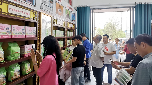 圖為采購(gòu)團(tuán)在力豐農(nóng)業(yè)公司了解糯玉米相關(guān)產(chǎn)品