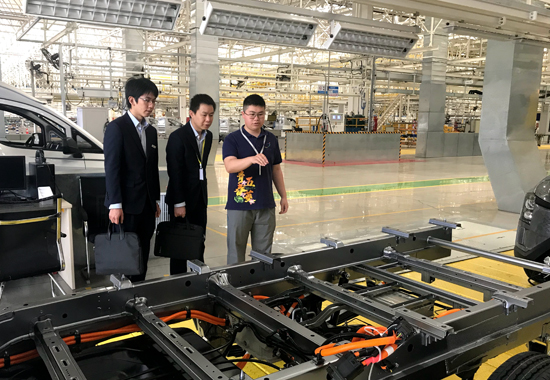 客戶經(jīng)理深入柳州五菱新能源汽車有限公司了解企業(yè)生產(chǎn)情況。梁東密攝