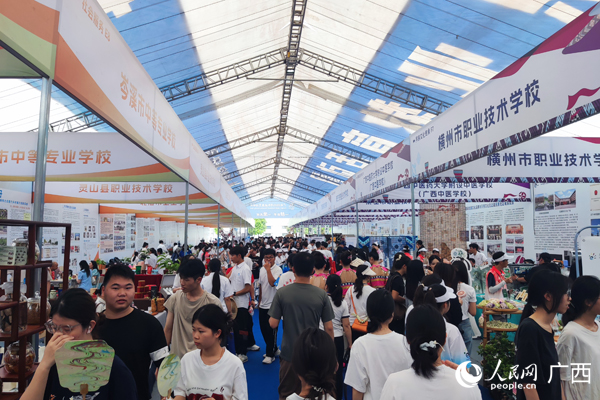 展區(qū)現(xiàn)場人頭攢動(dòng)。人民網(wǎng)記者 王勇攝