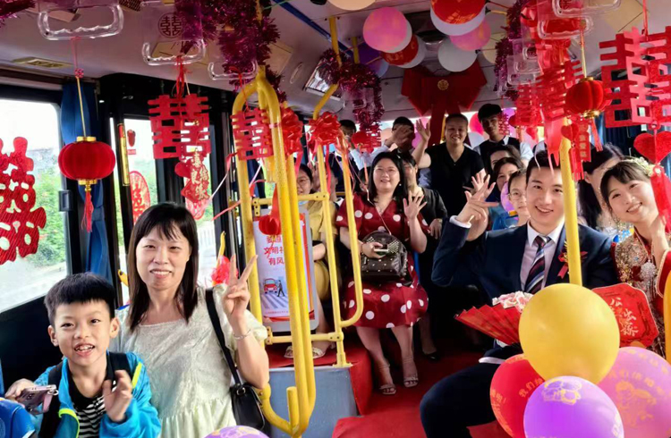 市民使用公交車舉辦婚禮，既保留喜慶氛圍又節(jié)省開(kāi)支