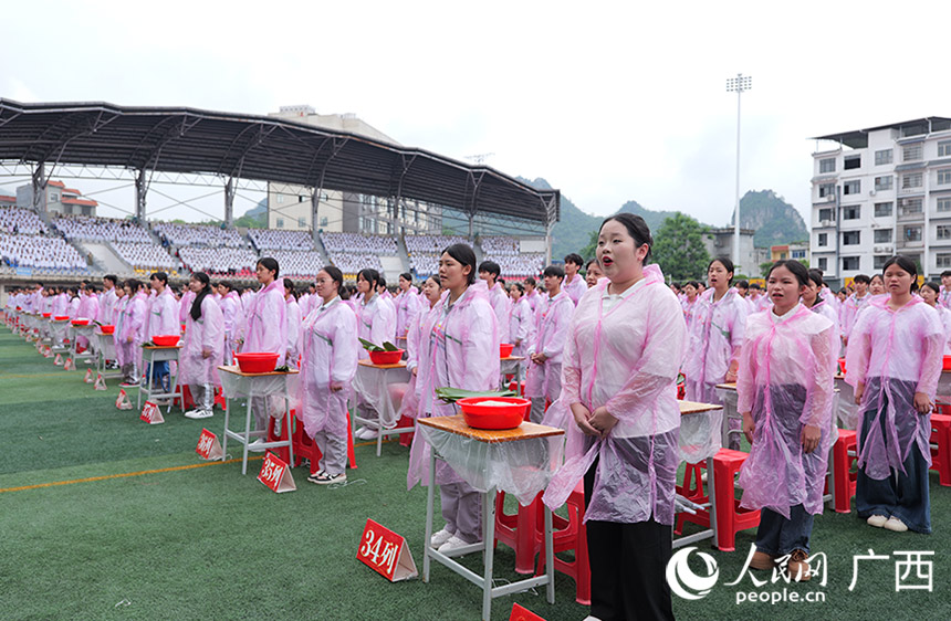 萬眾歡歌。人民網(wǎng) 梁章暉攝