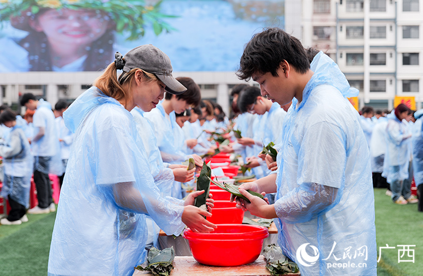 萬粽飄香。人民網(wǎng) 梁章暉攝