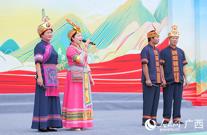 歌王山歌演唱。人民網(wǎng) 梁章暉攝