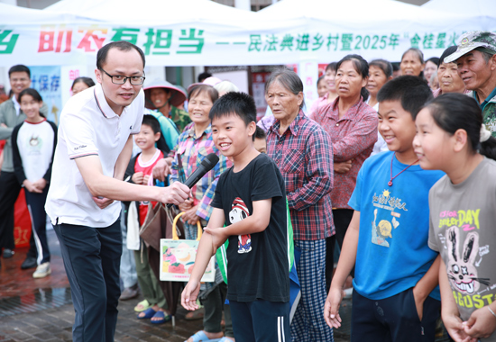 “金桂星火”志愿者，通過互動(dòng)游戲、宣傳手冊(cè)等形式，向村民普及基礎(chǔ)金融知識(shí)。主辦方供圖