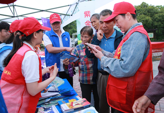 志愿者們還為村民提供“一對(duì)一”的貸款政策解讀、電子支付操作指導(dǎo)等服務(wù)。主辦方供圖