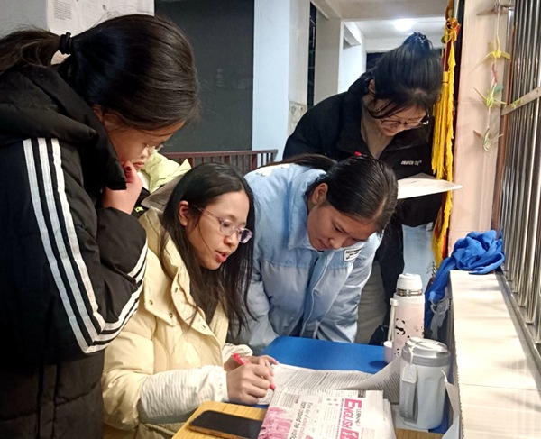 圖為林文舒老師在走廊上的“臨時輔導(dǎo)站”