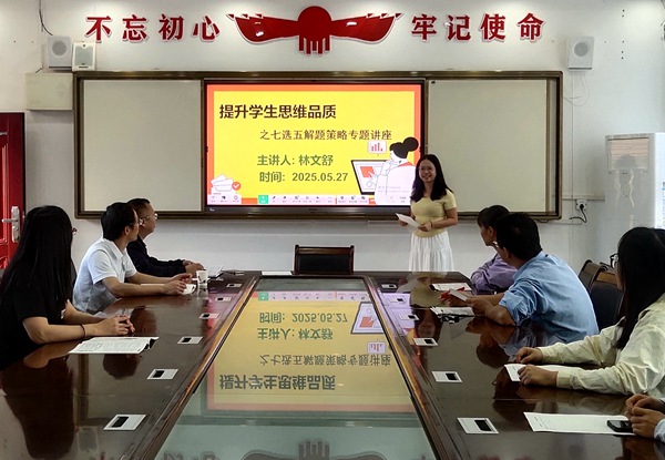 林文舒老師在為英語科小組上專題講座