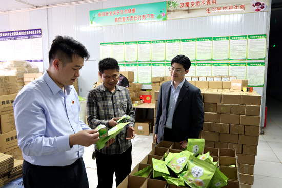 貴港江北支行工作人員實地調(diào)研走訪覃塘區(qū)的蓮藕種植基地和加工廠