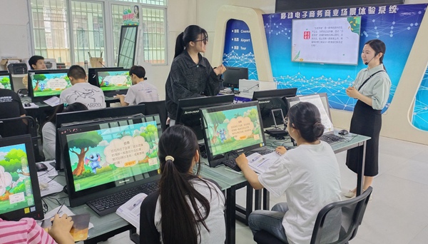 圖為梁仙梅老師在電商課上授課