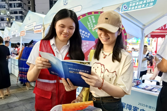 民生銀行志愿者向市民群眾講解消保知識 潘燕萍攝