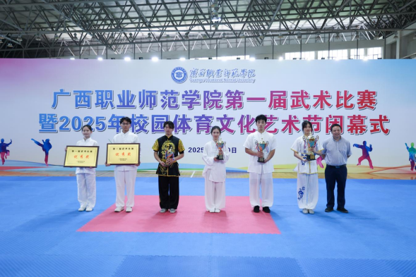 廣西職業(yè)師范學(xué)院副校長劉曉冀為優(yōu)勝者代表頒獎。廣西職業(yè)師范學(xué)院供圖