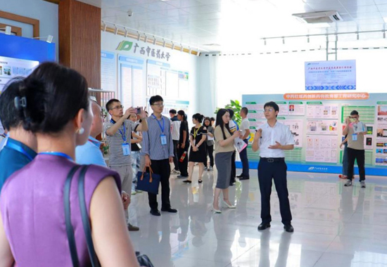 科技成果展示體驗(yàn)。廣西中醫(yī)藥大學(xué)供圖