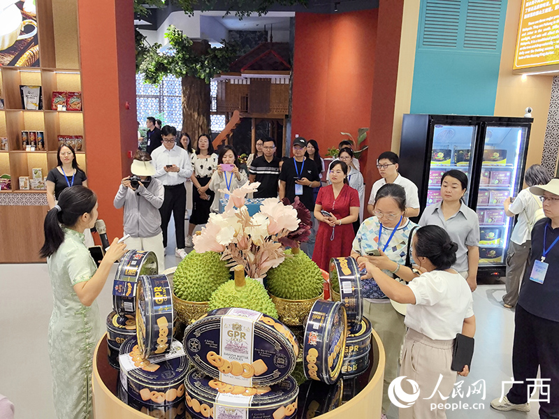 與會人員在中國—東盟特色商品匯聚中心實地調(diào)研。人民網(wǎng) 付華周攝