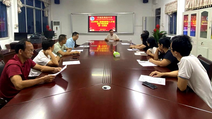 圖為學校幫扶團隊討論學校發(fā)展方案