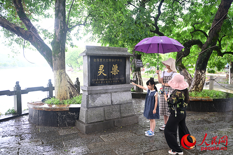 游客在游覽桂林靈渠水利風(fēng)景區(qū)。人民網(wǎng) 雷琦竣攝