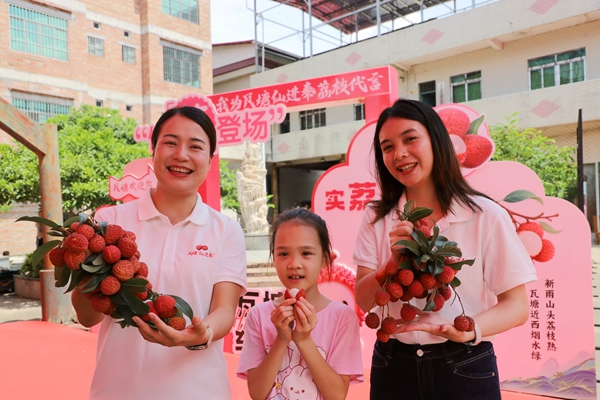 港南優(yōu)質(zhì)荔枝品種仙進奉亮相現(xiàn)場。曾釬祥攝