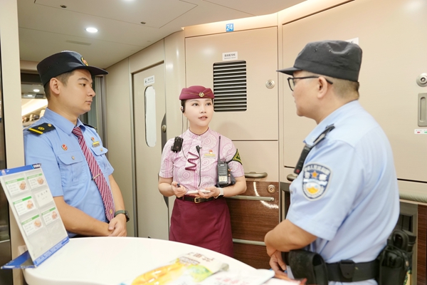 圖為列車(chē)長(zhǎng)鄭馮婷組織召開(kāi)高鐵乘務(wù)黨支部會(huì)議。吳志瓊攝