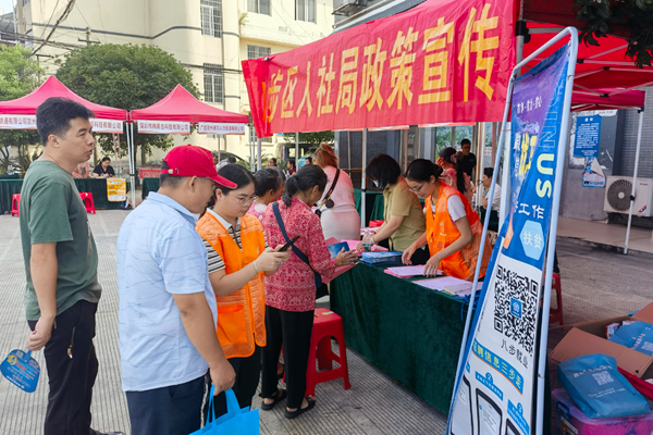 群眾前來咨詢就業(yè)信息。