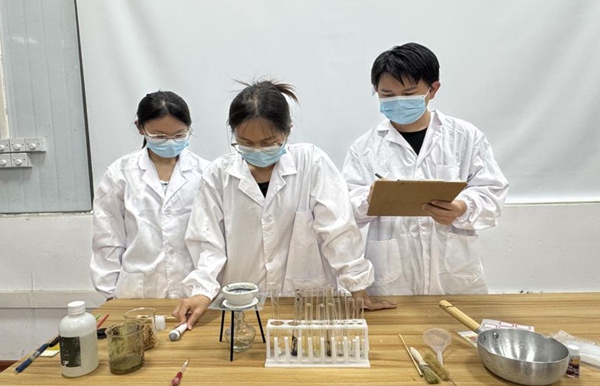 “相變科技” 團隊進行改性劑配比優(yōu)化實驗。覃運貴攝