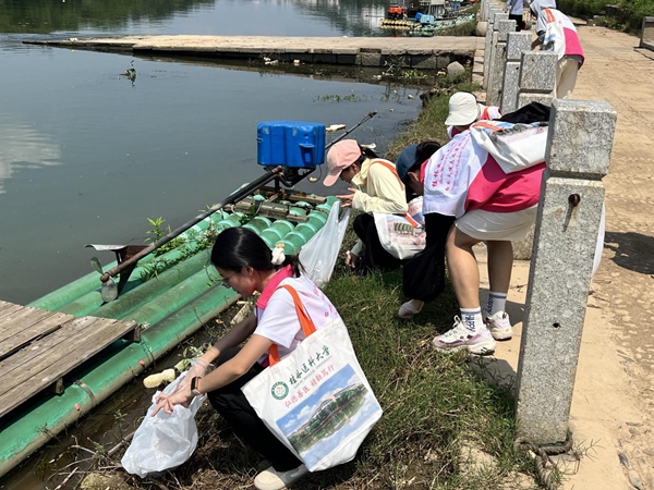 師生在清理大圩段漓江沿岸垃圾。吳奇攝