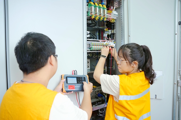 作業(yè)人員對室內(nèi)電子設(shè)備進(jìn)行測驗。丁明宇攝